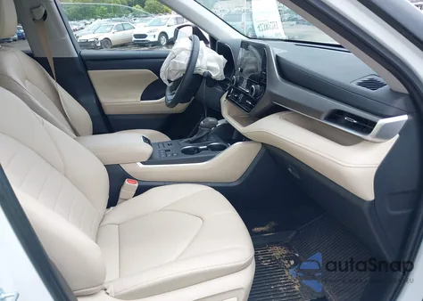 2024 Toyota Highlander Xle z USA, uszkodzony, nr VIN 5TDKDRBH1RS551813